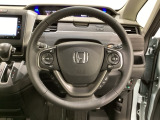 ハンドルにHondaセンシング系のクルーズコントロールやレーンキープアシストなどのスイッチと、オーディオの操作スイッチが装備されています。ハンドルから手を離さず安全に操作できます。