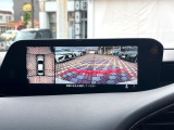 【マルチテレインモニター】車のフロントやサイドのカメラ画像を同時にモニター表示することで、悪路や狭い道を走行時でも周囲の状況確認ができ安心!本格SUVにうれしい装備です♪