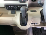 足元スッキリ、インパネシフトです。パーキングブレーキはフットブレーキタイプなので、運転席と助手席の間がスッキリしています。