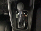 オートマチックシフトレバーは、手になじみ操作しやすい形状で安全運転にもつながります♪