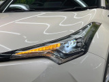 【LEDヘッドライト】悪天候や夜間走行時も良好な視界を確保し安心して運転できる高輝度LEDヘッドライトを装備!点灯速度が早く、消費電力も抑えられています。