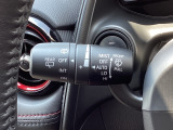 レバーをAUTOの位置にしているとき、レインセンサーが雨を感知すると、雨量に応じてワイパーが自動で作動してくれるオートワイパーを装備!設定変更で非作動にすると、間欠作動に固定されます。