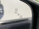 【リヤビークルディティクション】走行中、ドアミラーの死角になりやすい箇所に後続車が接近するとサイドミラー付近に警告を表示、ドライバーに注意喚起と、万一の際はハンドル操作をアシストをします。
