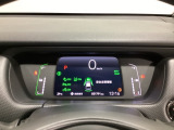 デジタル表示のスピードメーターとタコメーター、燃費やオドメーターなどの表示の他に、ホンダセンシング機能などの表示もできる多機能なマルチインフォメーション・ディスプレイです。