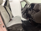 女性でも運転がしやすいように、シートの高さ調整機能(シートリフター)がついています。運転席と助手席の間が空いている為、助手席側への移動がスムーズです。交通量の多い道でも助手席側から乗り降りができます。