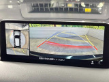 【マルチテレインモニター】車のフロントやサイドのカメラ画像を同時にモニター表示することで、悪路や狭い道を走行時でも周囲の状況確認ができ安心!本格SUVにうれしい装備です♪