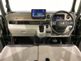 車内は光触媒抗菌消臭施工済です。インパネ周りはスタイリッシュなデザインで機能や装備も充実しています。グローブボックスやカップホルダーのほかにトレーなどたくさんの収納スペースが付いています。