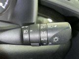 【オートライト】車外の明るさに応じて、自動的にライトの点灯・消灯をしてくれます。