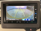 【バックカメラ】運転が苦手な方も車庫入れラクラクです!ギアをリバースに入れれば自動的に切り換わりますので、面倒な操作は不要です♪狭い駐車場もお車を傷つけず安心ですね!