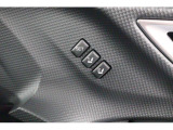 運転席のシートポジションを2か所記憶させることがシートメモリー機能が付いております。ボタンを押すと設定したシートポジションに自動で動きます♪