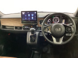 車内は光触媒抗菌消臭施工済です。インパネ周りはスタイリッシュなデザインで機能や装備も充実しています。グローブボックスやカップホルダーのほかにトレーなどたくさんの収納スペースが付いています。