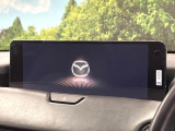 【12.3インチマツダコネクト】車内の雰囲気にマッチした大型ディスプレイ。スマホ接続でのナビ使用やBluetooth再生等、様々な機能が楽しめます。直感的なダイヤル操作が可能で、使い勝手も良好です。