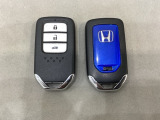 スマートキーを装備しています。鍵を差し込むことなくドアロックの開け閉めと、スタートボタン操作でのエンジンスタートができます。ボタン操作でトランクが開けられるトランクオープナーもついています。