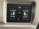 【両側パワースライドドア】両側がパワースライドドアになっており、運転席のスイッチやスマートキーでも開閉が可能です!開口部も広いので乗り降りも楽々♪