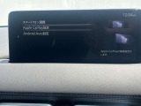 お手元のスマートフォンと接続して頂く事で使用可能な「Apple CarPlay/Android Auto」電話の応答は勿論、メッセージの受信やLINE、音楽接続からナビアプリの使用まで幅広く活躍致します。