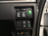 両側電動スライドドアは運転席から操作ができるよう、操作スイッチが付いています。Hondaセンシング用のVSA(ABS+TCS+横滑り抑制)解除と路外逸脱抑制機能などのスイッチがあります。