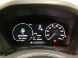 ハイブリット車専用のメーターです。右側の大型スピードメーターに加え、ステアリングスイッチを使って左のマルチインフォメーション・ディスプレイで燃費や動力伝達などの情報が見れるようになっています。