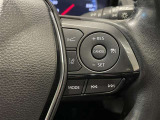 ステアリングスイッチ付きで、運転中に視線を前に向けたまま操作できます。