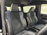 高いホールド性で運転姿勢が安定します。長距離ドライブでも疲れにくいのが魅力です。