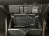 アクセサリーソケットはUSBのアダプターなどをつければ、スマホの充電にも使えます。横にはナビゲーション用の外部入力可能なUSB端子がついており、周辺には物が置けるトレーがついています。