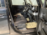 ベンチシートは、運転席と助手席の移動もスムーズ! 狭い駐車場での乗り降りや、お子様の乗り降りにも便利です。