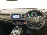 車内は光触媒抗菌消臭施工済です。スタイリッシュなデザインでスポーティなインパネ周りを演出します。グローブボックスやカップホルダーのほかにトレーなどたくさんの収納スペースが付いています。