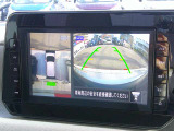 【アラウンドビューモニター】空から見下ろすような視点で、スムースな駐車と安全確認をサポートします。