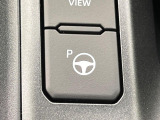 【リモート機能つきアドバンストパーク】専用スマートフォンアプリの使用で、車外から遠隔駐車・出庫が可能な先進機能。広い場所で乗り降りしたい時に便利です♪