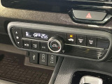 【オートエアコン】一度お好みの温度に設定すれば、車内の温度を検知し風量や温度を自動で調整。暑い&hellip;寒い&hellip;と何度もスイッチ操作をする必要はありません。快適な車内空間には必須の機能ですね♪