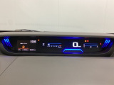 デジタル表示のスピードメーターとタコメーターを大きく配した見やすいメーター部になっています。左側のインフォメーション画面でオドメーターや燃費などの情報を確認できます。