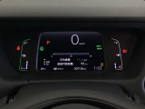 デジタル表示のスピードメーターとタコメーター、燃費やオドメーターなどの表示の他に、ホンダセンシング機能などの表示もできる多機能なマルチインフォメーション・ディスプレイです。