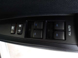 パワーウィンドウスイッチで運転席から全席の窓の開閉ができます。