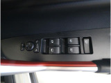 運転席ドアの操作しやすい位置にミラー操縦スイッチがついておりますので、ストレスなく自分のフィットする位置にセッティング頂けます。