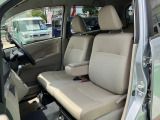 運転席はシートリフター付きで、ドライバーの背丈に応じた座面の高さ調整ができて、お好きなドライビングポジションに調整可能です