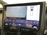 パノラミックビューモニターを装備。駐車場や交差点でクルマを真上から見るように周囲を確認できます。機能の詳細は販売店スタッフまでおたずねください。