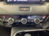運転席と助手席にはシートヒーターが付いています☆寒い時期に腰周りを温めてくれるので体全体が温まりやすいのは勿論、暖房と違い顔に風が当たらないので、乾燥肌やドライアイの方でも大丈夫☆
