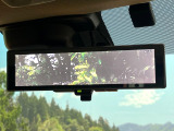 【インテリジェントルームミラー】後席の大きな荷物や同乗者で後方が確認しづらい時でも安心!カメラが撮影した車両後方の映像をルームミラー内に表示。クリアな視界で状況の確認が可能です!
