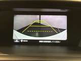 リバースギアに入れるだけで後方の表示へ切り替わります。夜間や雨の日の駐車も楽になりますよ。