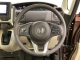 ハンドルにHondaセンシング系のクルーズコントロールやレーンキープアシストなどのスイッチと、オーディオの操作スイッチが装備されています。ハンドルから手を離さず安全に操作できます。