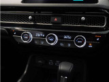 【オートエアコン】温度を設定すれば自動で快適な車内温度を保ちます。エアコン内部の高性能脱臭フィルターで車内のアレルゲンや花粉を除去。