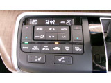 オートエアコンは左右席で独立温度コントロールが可能です。シートヒーター付きで、冷えた車内でもスイッチを押せば数秒でシートがあたたかくなります。