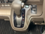 自然に手が届く距離に配置されたシフトレバー。
