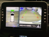 全周囲カメラは、上空から見下ろしたように路面を映し出します。