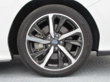 純正18インチアルミホイール。 タイヤサイズは225/45R18。納車時に当社指定の新品タイヤ4本に交換致します。