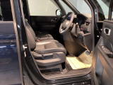 運転席は、大きな座面と包み込むような背もたれがドライバーの身体全体をしっかり支えます。上質なシート素材と座り心地のよいクッションを採用し、長時間の運転やコーナーの多い道も快適です。