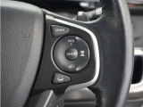 ◆アダプティブクルーズコントロール◆予め設定した車速内でクルマが自動的に加減速。前走車との適切な車間距離を維持しながら追従走行します。【LKAS】車線維持支援システムでステアリング操作を支援。