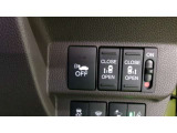 両側電動スライドドア。荷物で手が塞がる時など簡単にドアの開閉が出来ます。何より力いらずで開閉OK。女性やお年寄りにも優しい。電動機能はOFFにもできますから元気なお子様の駆け出しも安心。