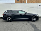 北欧流のラグジュアリーを体現したV60。伝統的なスカンジナビアン・デザインを継承しながら、躍動感にあふれ優雅な雰囲気を身にまとう、新しい潮流を具現化したスタイリングです。
