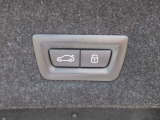 電動リアゲート装備です。バンパー下でのキックスイッチも装備されております。