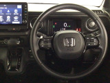 【ハンドル】運転にかかわる様々な操作を安全に行えるように視点移動が少なく操作性に配慮されたスイッチ類が凝縮されたコックピットです。